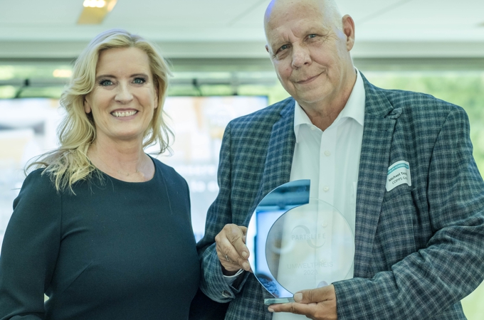 Die TV-Moderatorin Claudia Kleinert überreicht Michael Teschke von der COPPS GmbH den Partslife Umweltpreis