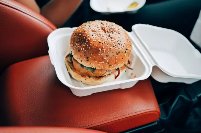 Hamburguesa en un cuenco abierto en un coche.