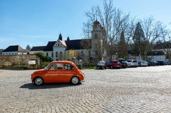 Frühlingsausfahrten mit dem Oldtimer_pascal-debrunner-unsplash Oldtimer - Frühlingsausfahrt